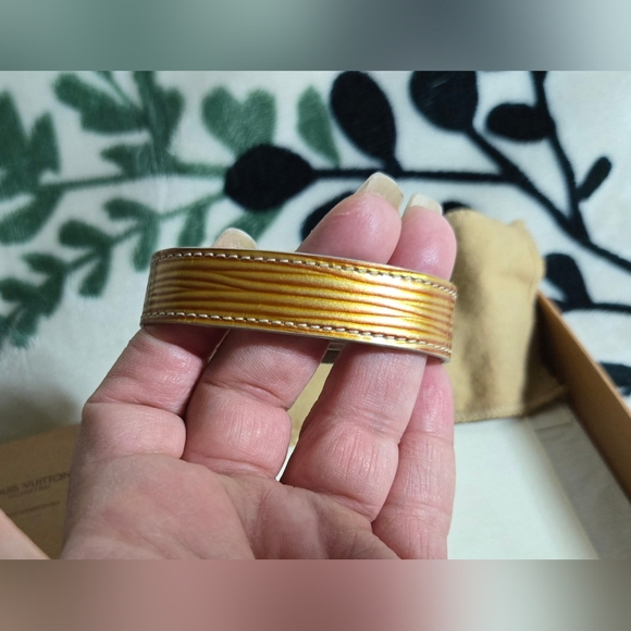 💯 Authentic Louis Vuitton Epi Leather Good Luck Bracelet with Box and Dustbag - Picture 4 of 12